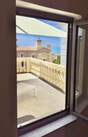 奢华公寓, 1 张特大床和 1 张沙发床, 按摩浴缸, 海景 | 露台