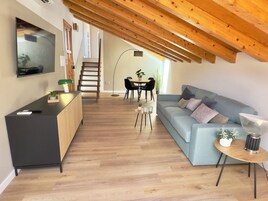 Lyxlägenhet - 1 kingsize-säng med bäddsoffa - bubbelbad - havsutsikt | Vardagsrum | 40-tums platt-tv med digitalkanaler, LCD-tv och datorskärmar