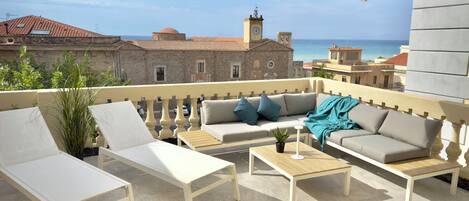 Luxe appartement, 1 kingsize bed met slaapbank, bubbelbad, uitzicht op zee | Terras