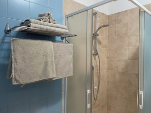 Douche, sèche-cheveux, bidet, serviettes fournies