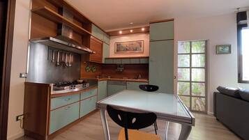 Geladeira, micro-ondas, cooktop, lava-louças