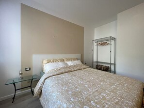 2 bedrooms, iron/ironing board, travel crib, WiFi - City and Airport (Bergamo)