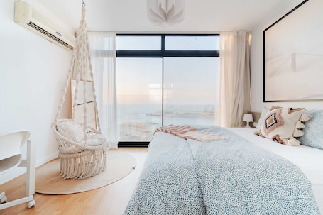 2 bedrooms, iron/ironing board, travel cot, WiFi. Seaview Condo in Gleem - 205