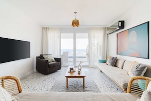 TV, books, offices - Seaview Condo in Gleem - 205 (San Stefano)