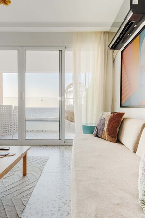 Tv, böcker och kontor