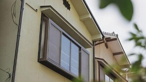 Ein Gebäude mit Fenster und Balkon.