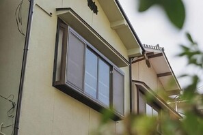 Een gebouw met een raam en een balkon.