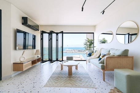 TV, books, offices. Seaview Condo in Gleem - 208