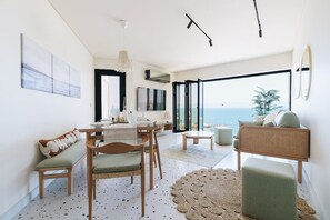 TV, bøker og kontorer