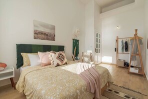 3 habitaciones, tabla de planchar con plancha, wifi y ropa de cama 