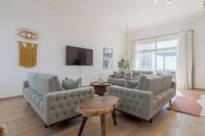 Televisión, libros y oficina 