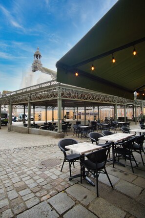 Outdoor dining - Arrière-cour Ducs de Bretagne (Saint-Brieuc)