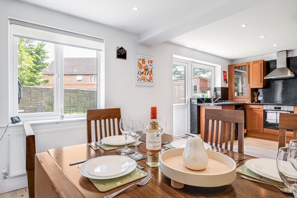 Dining - Comfortable Home away from Home with FREE Parking (Northampton)