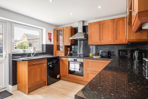 Fridge, microwave, oven, stovetop - Comfortable Home away from Home with FREE Parking (Northampton)