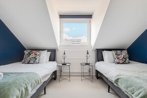 4 bedrooms, iron/ironing board, free WiFi, bed sheets - Comfortable Home away from Home with FREE Parking (Northampton)