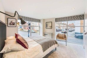 2 bedrooms, WiFi, bed sheets - Fulham Townhouse, 2 Baths, Parking, Breakfast (London)