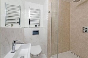 Shower, towels - Hammersmith Flat, Parking, Breakfast, 2 Baths (London)