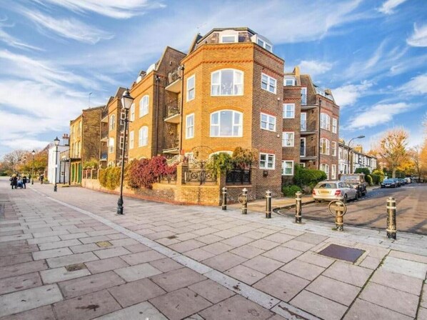 Exterior - Hammersmith Flat, Parking, Breakfast, 2 Baths (London)