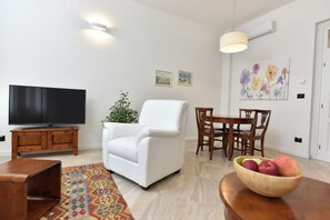 Leilighet – deluxe, byutsikt | Oppholdsområde | TV