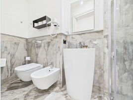 Apartamento luxo | Banheiro | Chuveiro, secador de cabelo, toalhas de banho, sabonete