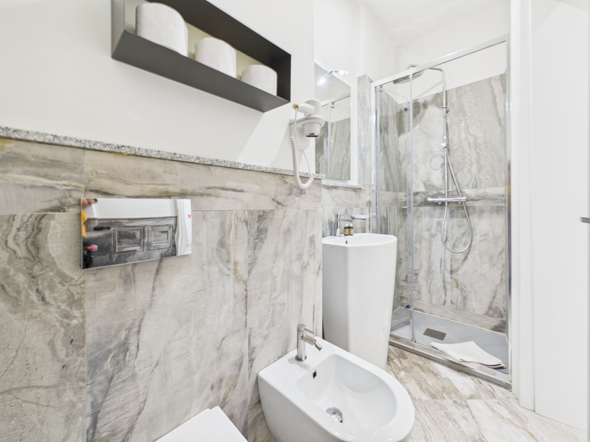 Deluxe-Apartment | Badezimmer | Dusche, Haartrockner, Handtücher, Seife