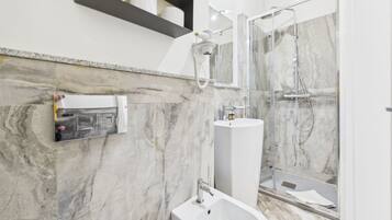 Deluxe-Apartment | Badezimmer | Dusche, Haartrockner, Handtücher, Seife