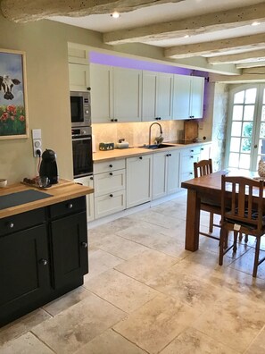 Fridge, microwave, oven, stovetop - Luxury House In A Beautiful Setting (Montayral)