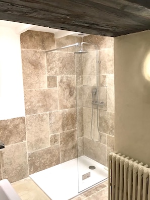 Shower, towels, soap, shampoo - Luxury House In A Beautiful Setting (Montayral)