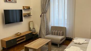 Deluxe Studio Suite, Courtyard View | Laptop workspace, iron/ironing board, free WiFi
