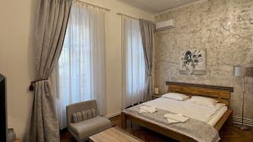 Deluxe Studio Suite, Courtyard View | Laptop workspace, iron/ironing board, free WiFi