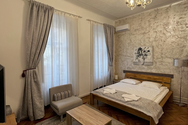 Suite estudio Deluxe, vistas al patio | Espacio para trabajar con un portátil y tabla de planchar con plancha