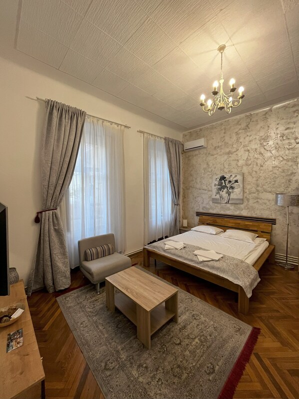 Espacio para trabajar con laptop y tabla de planchar con plancha 