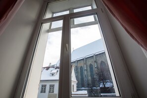 Espacio para trabajar con laptop y tabla de planchar con plancha 