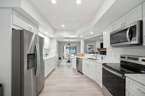 Geladeira, micro-ondas, fogão, cooktop