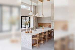 Dining - Tropical Luxe near DISNEY - POOL, GYM, ENTERTAINMENT ROOM - Great for Relaxing (Davenport)