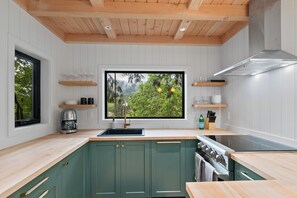 Een koelkast, een microgolfoven, een oven, een kookplaat