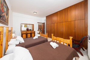 5 bedrooms, iron/ironing board, WiFi, bed sheets