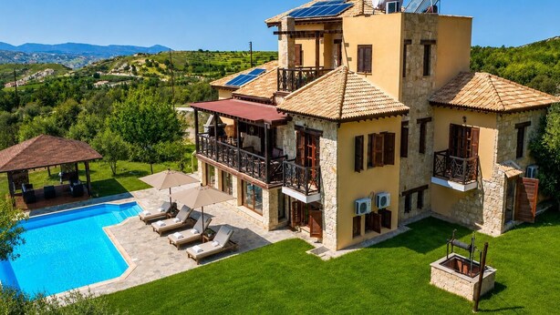 Une maison à deux étages dotée d’une piscine, d’un espace extérieur aménagé et de panneaux solaires.