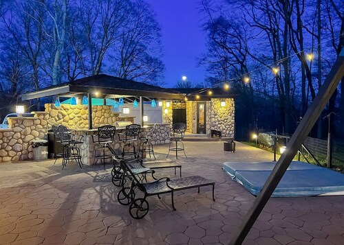 ~Lakeside Oasis~ Cozy lakefront home on Rocky Fork Lake w/hot tub ~ Family Friendly