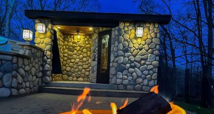 ~Lakeside Oasis~ Waterfront w/HotTub, Sauna & Dock