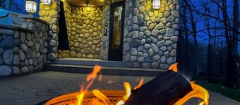 ~Lakeside Oasis~ Waterfront w/HotTub, Sauna & Dock