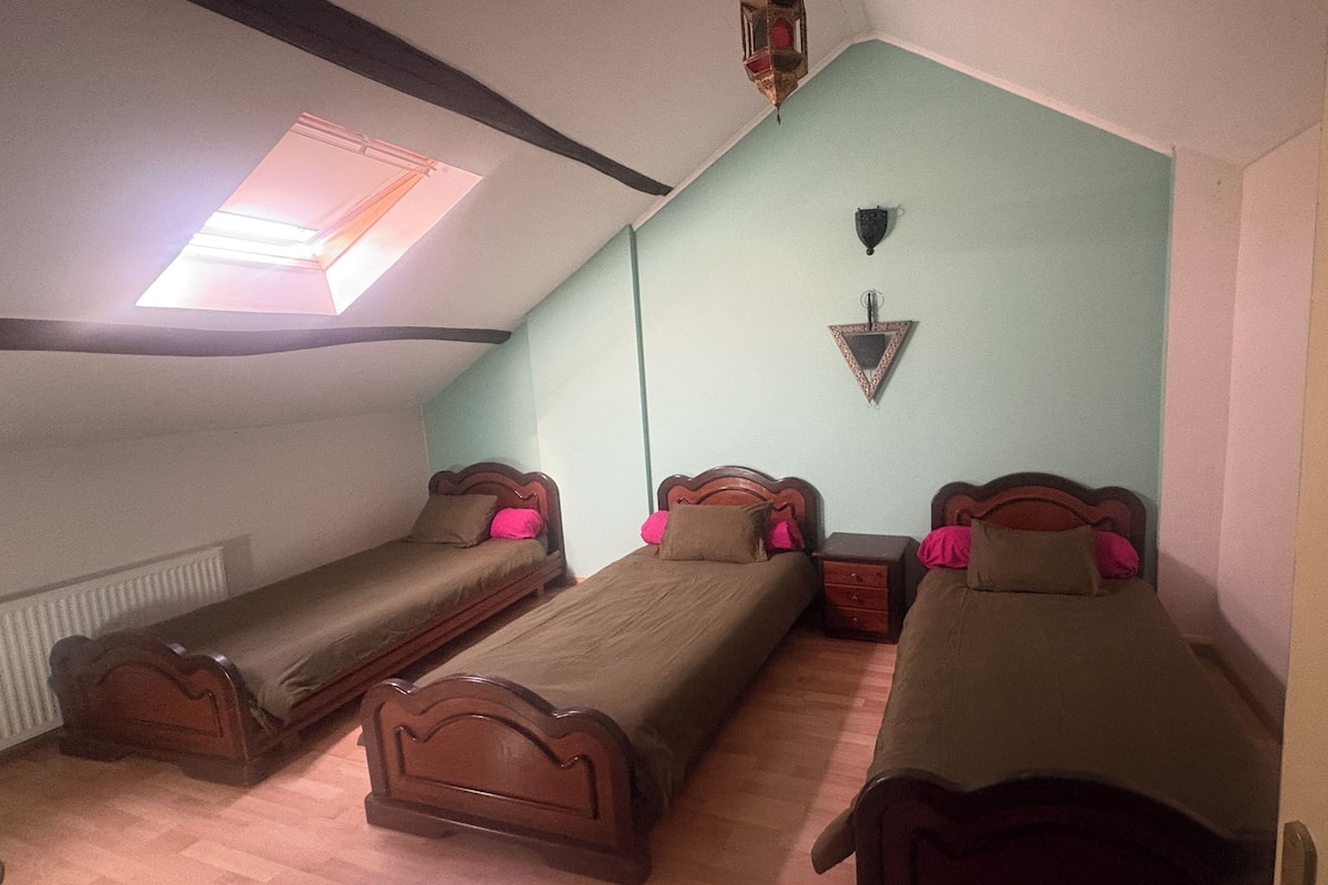 Quarto triplo conforto | Wi-Fi de cortesia, roupa de cama
