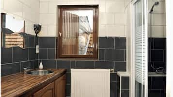 Habitación triple urbana, vista a la ciudad | Baño