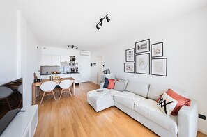 Departamento, vista al lago | Área de sala de estar | Televisión de pantalla plana de 35 pulgadas con canales vía satélite 