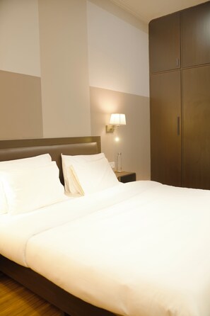 Schreibtisch, laptopgeeigneter Arbeitsplatz, kostenloses WLAN