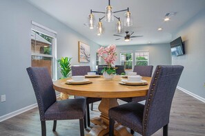 Dining - Spacious Delightful 4 BR/ 3 BA Close to Downtown (San Antonio)