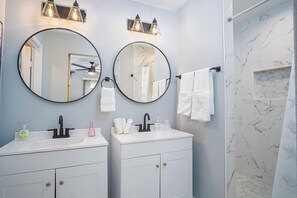House, 4 Bedrooms (4 Bedrooms) | Bathroom - Spacious Delightful 4 BR/ 3 BA Close to Downtown (San Antonio)