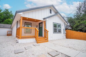 Exterior - Spacious Delightful 4 BR/ 3 BA Close to Downtown (San Antonio)