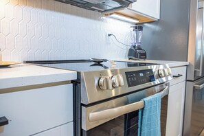 Hus - 4 soveværelser (4 Bedrooms) | Privat køkken | Mikrobølgeovn, ovn, kaffe-/temaskine, spisebord