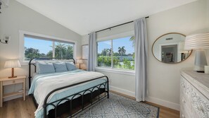 4 quartos, escrivaninha, ferros/tábuas de passar roupa, berço de viagem